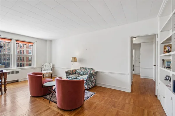 $189,900 | 1585 Ridge Avenue, Unit 410, Evanston, IL 60201