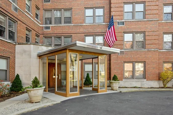 $189,900 | 1585 Ridge Avenue, Unit 410, Evanston, IL 60201