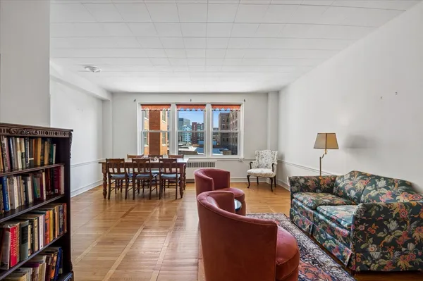 $189,900 | 1585 Ridge Avenue, Unit 410, Evanston, IL 60201