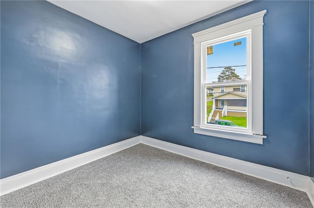 522 Wallis Avenue Farrell, PA 16121 - Photo 19 of 24 an empty room with windows
