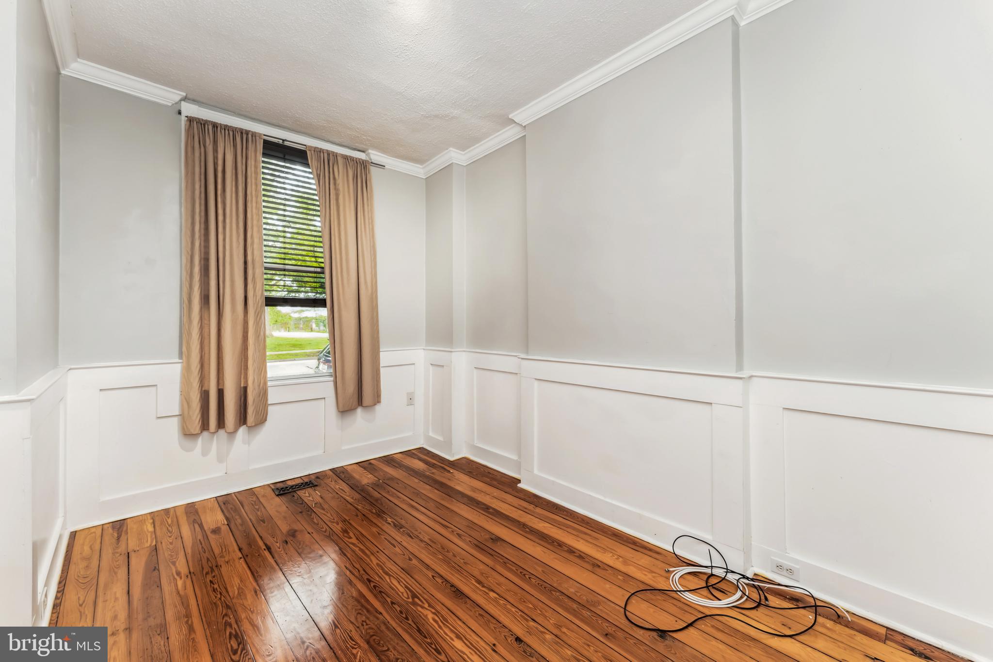 3903 Roland Avenue Baltimore, MD 21211 - Photo 3 of 29 Living Room