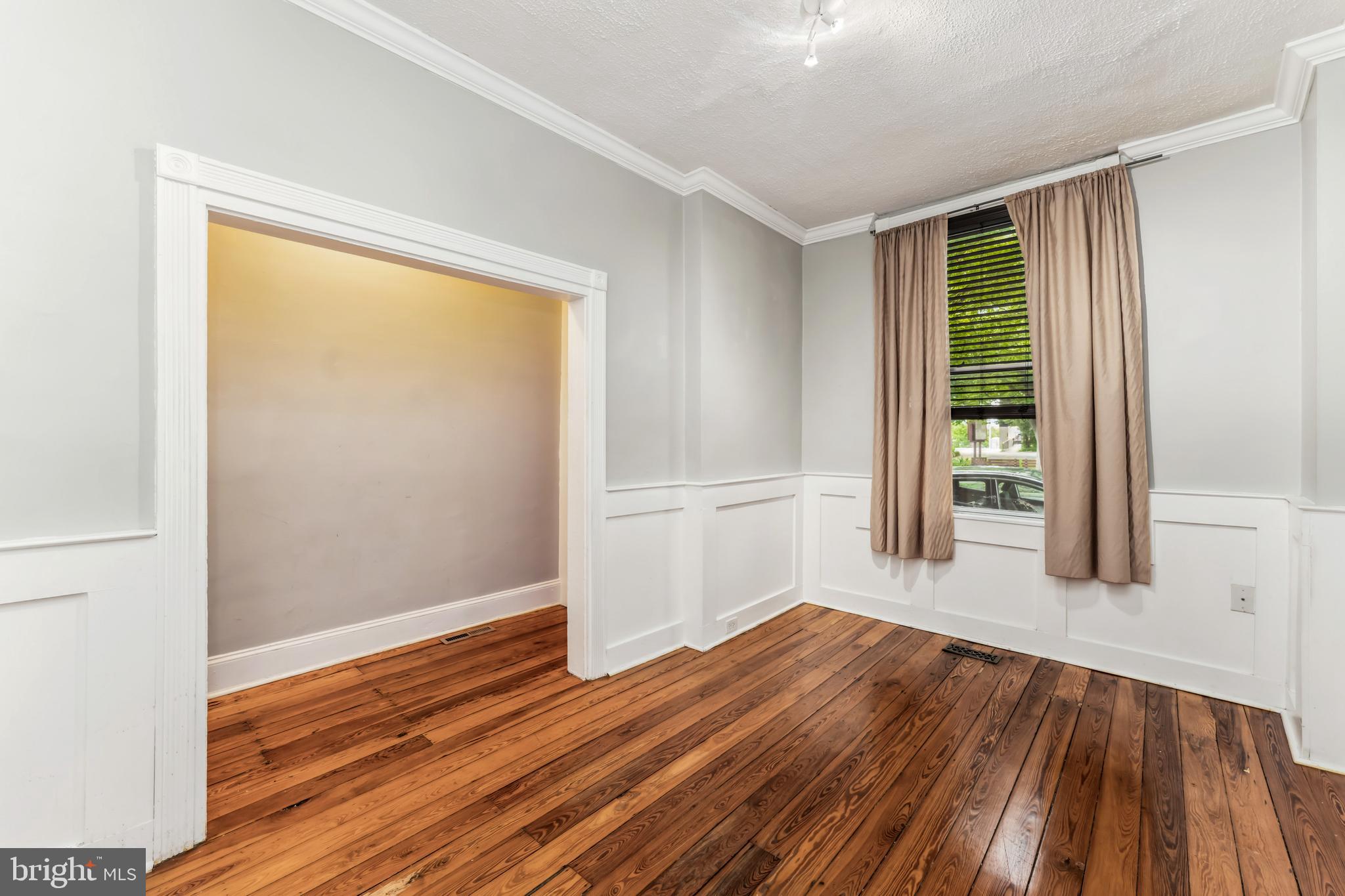 3903 Roland Avenue Baltimore, MD 21211 - Photo 4 of 29 Living Room