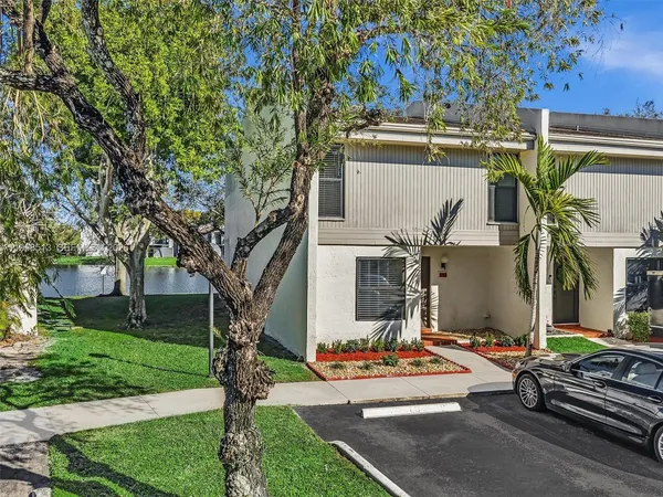 $3,200 | 1193 Northwest 98th Terrace, Unit 134, Pembroke Pines, FL 33024