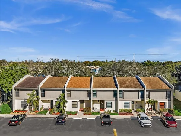 $3,200 | 1193 Northwest 98th Terrace, Unit 134, Pembroke Pines, FL 33024