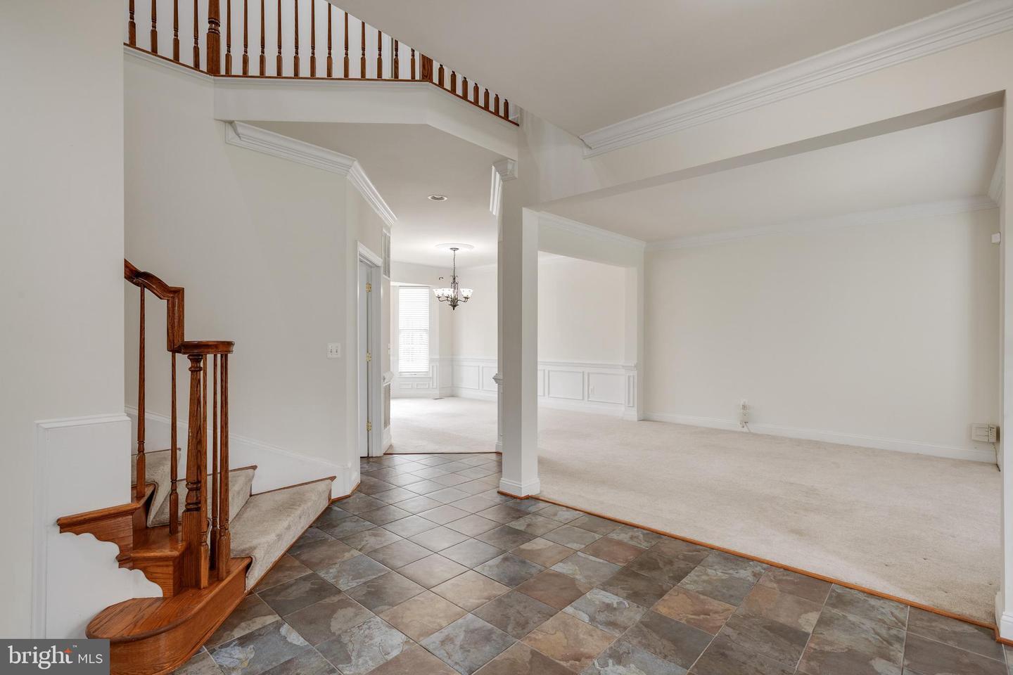19237 Potomac Crest Drive Triangle, VA 22172 - Photo 11 of 29 Spacious entryway with elegant charm