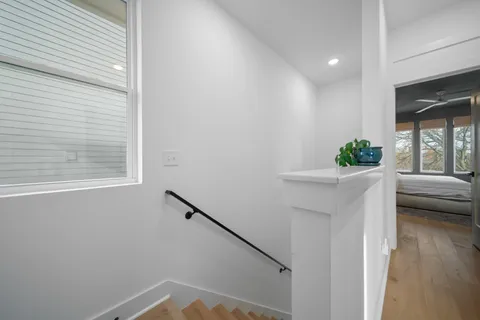 a view of entryway with livingroom