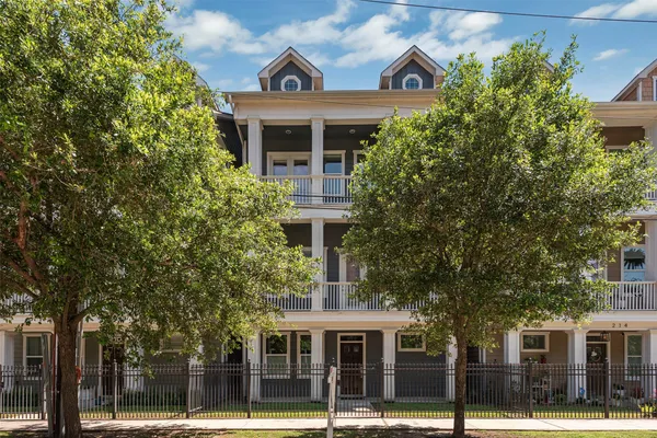 $4,200 | 212 West 6th Street, Houston, TX 77007