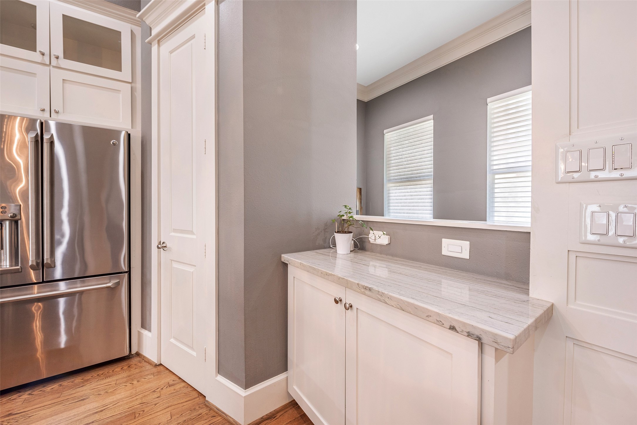212 West 6th Street Houston, TX 77007 - Photo 11 of 45 a bathroom with a sink a mirror and a window