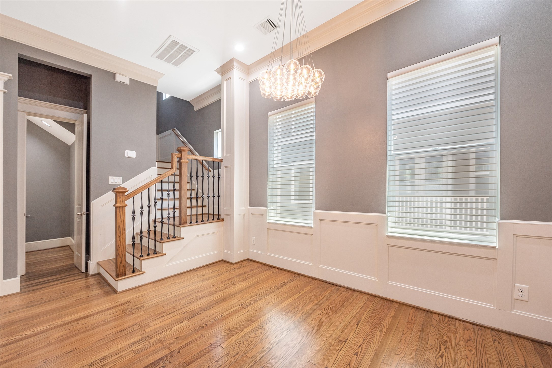 212 West 6th Street Houston, TX 77007 - Photo 12 of 45 a view of a livingroom with wooden floor and windows