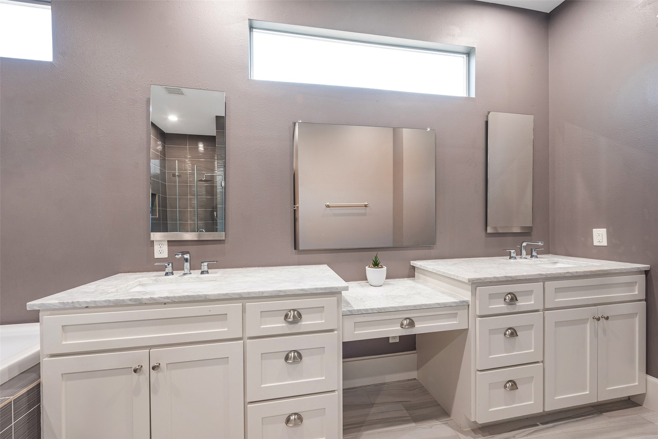 212 West 6th Street Houston, TX 77007 - Photo 15 of 45 a bathroom with a sink vanity and mirror