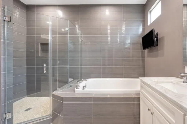 $4,200 | 212 West 6th Street, Houston, TX 77007