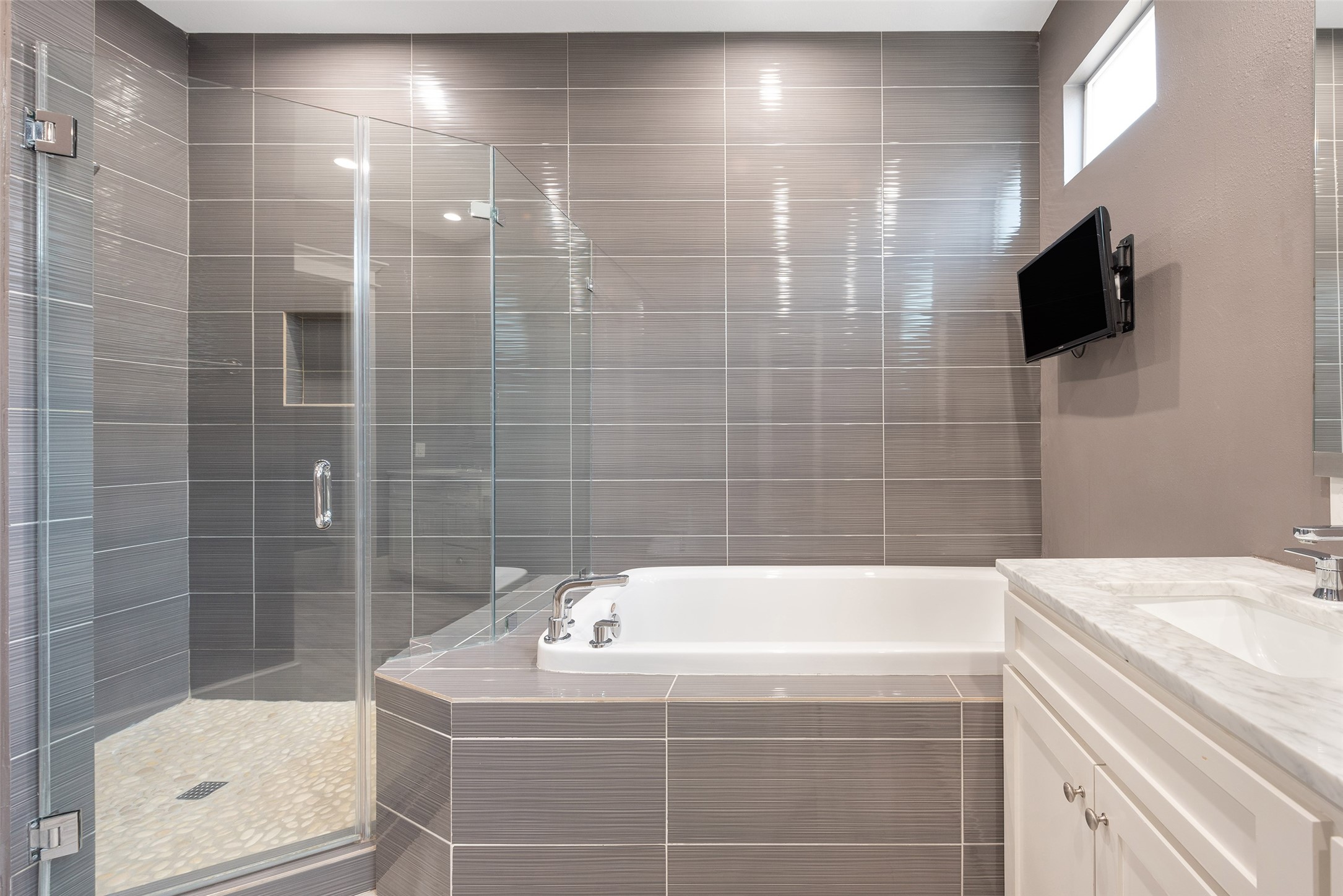 212 West 6th Street Houston, TX 77007 - Photo 16 of 45 a bathroom with a sink a toilet and shower