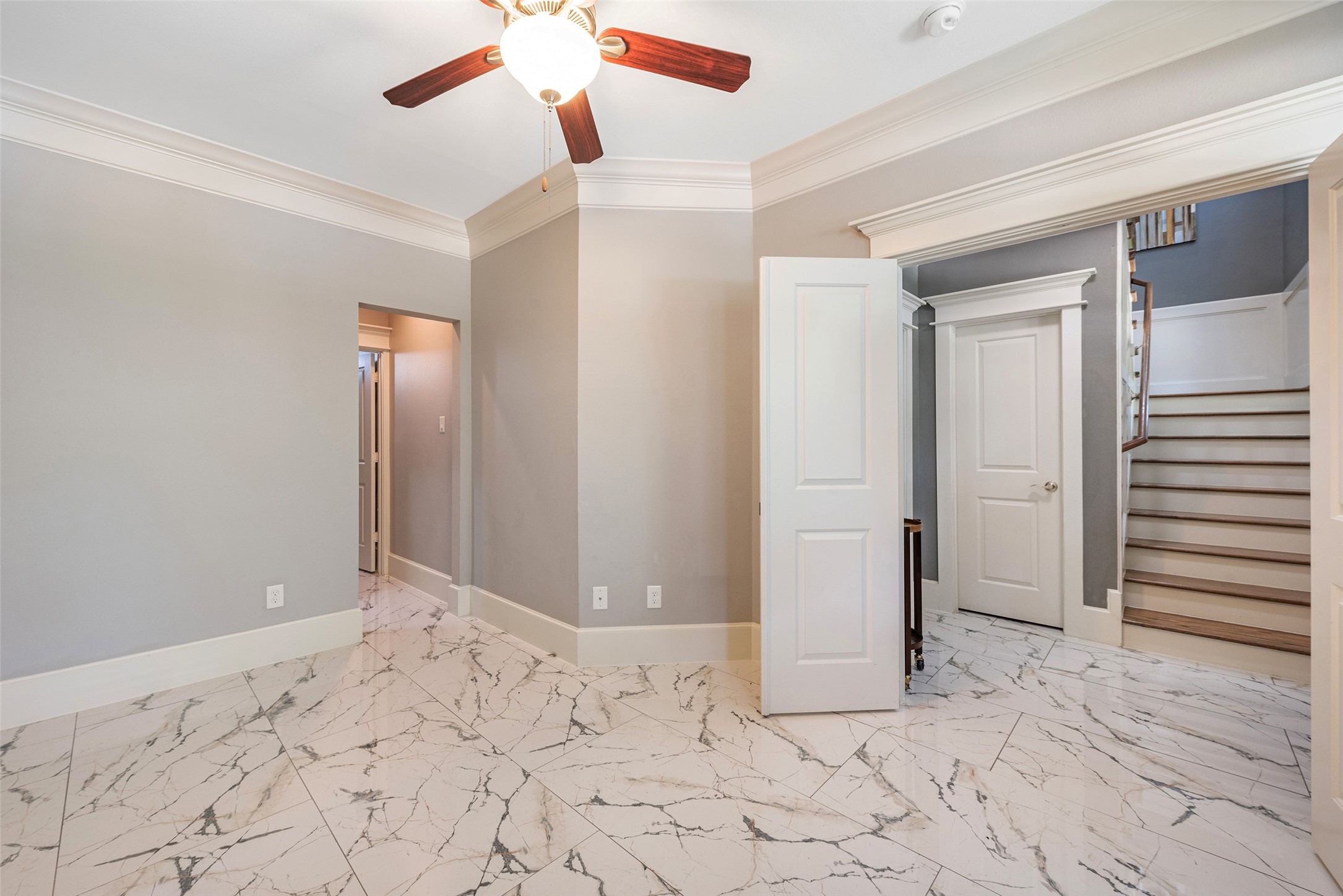 212 West 6th Street Houston, TX 77007 - Photo 18 of 45 a view of a big room with wooden floor and closet