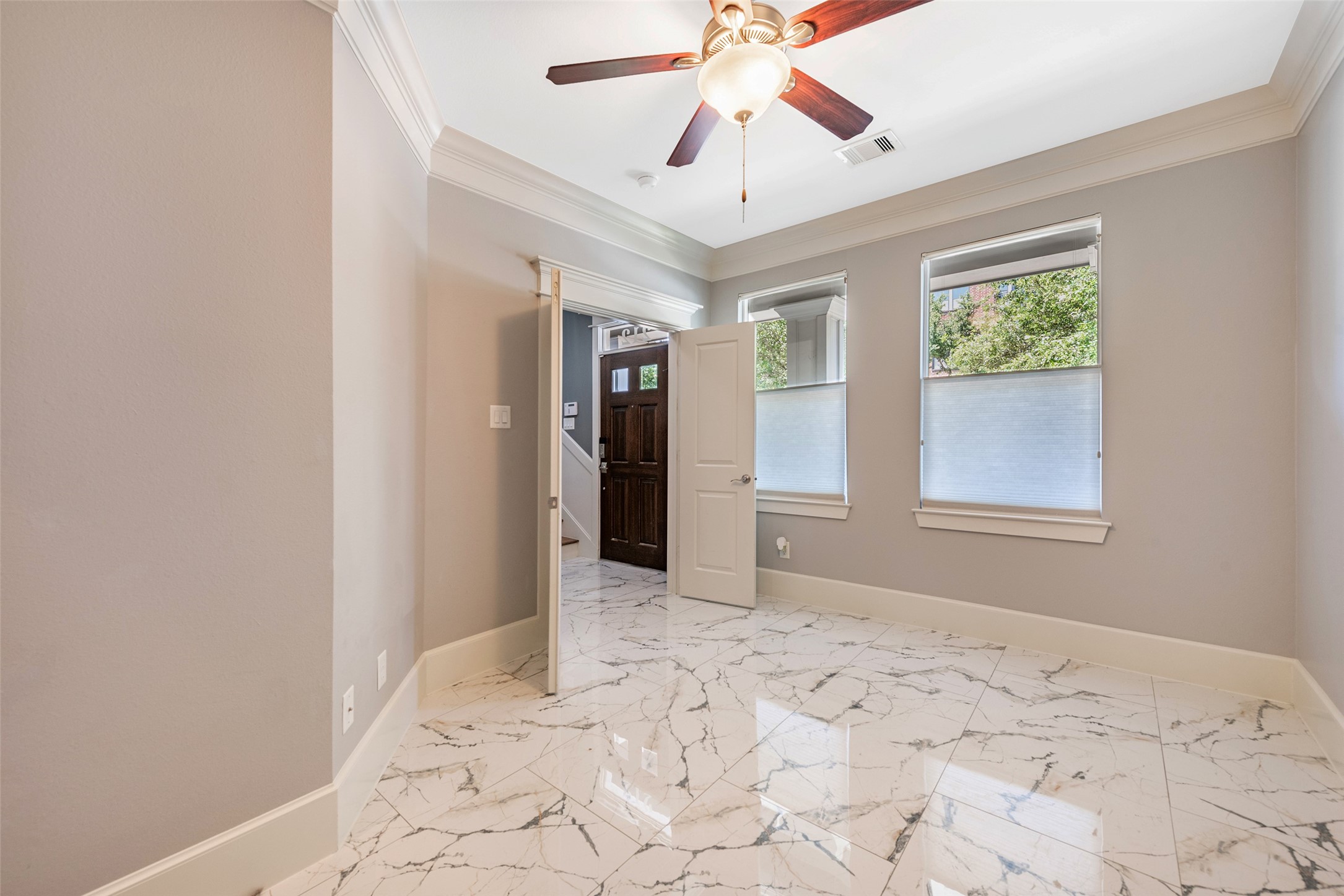 212 West 6th Street Houston, TX 77007 - Photo 19 of 45 a view of a big room with windows and chandelier fan