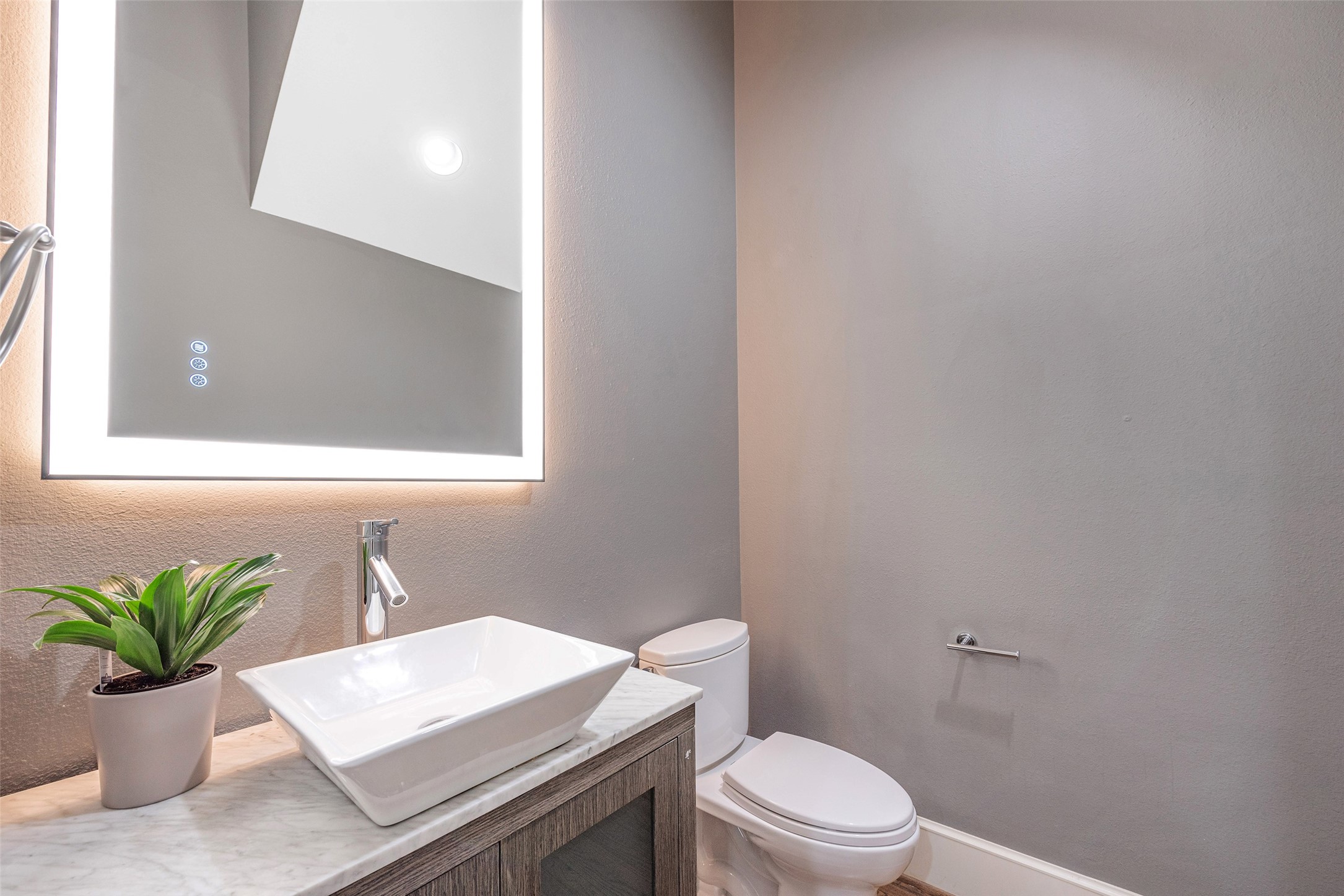 212 West 6th Street Houston, TX 77007 - Photo 22 of 45 a bathroom with a sink a toilet and a mirror