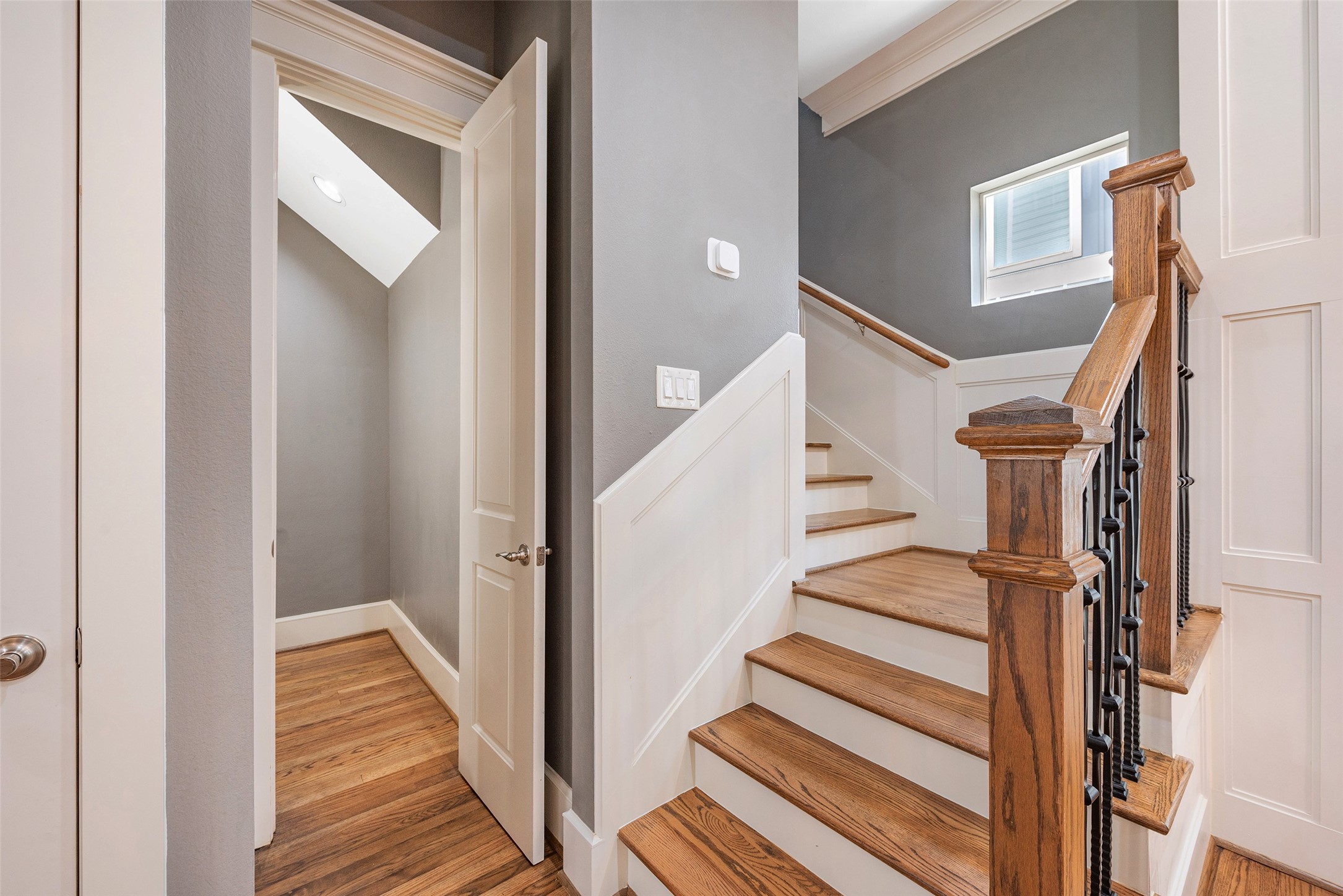 212 West 6th Street Houston, TX 77007 - Photo 23 of 45 a view of a hallway with wooden floor and entryway