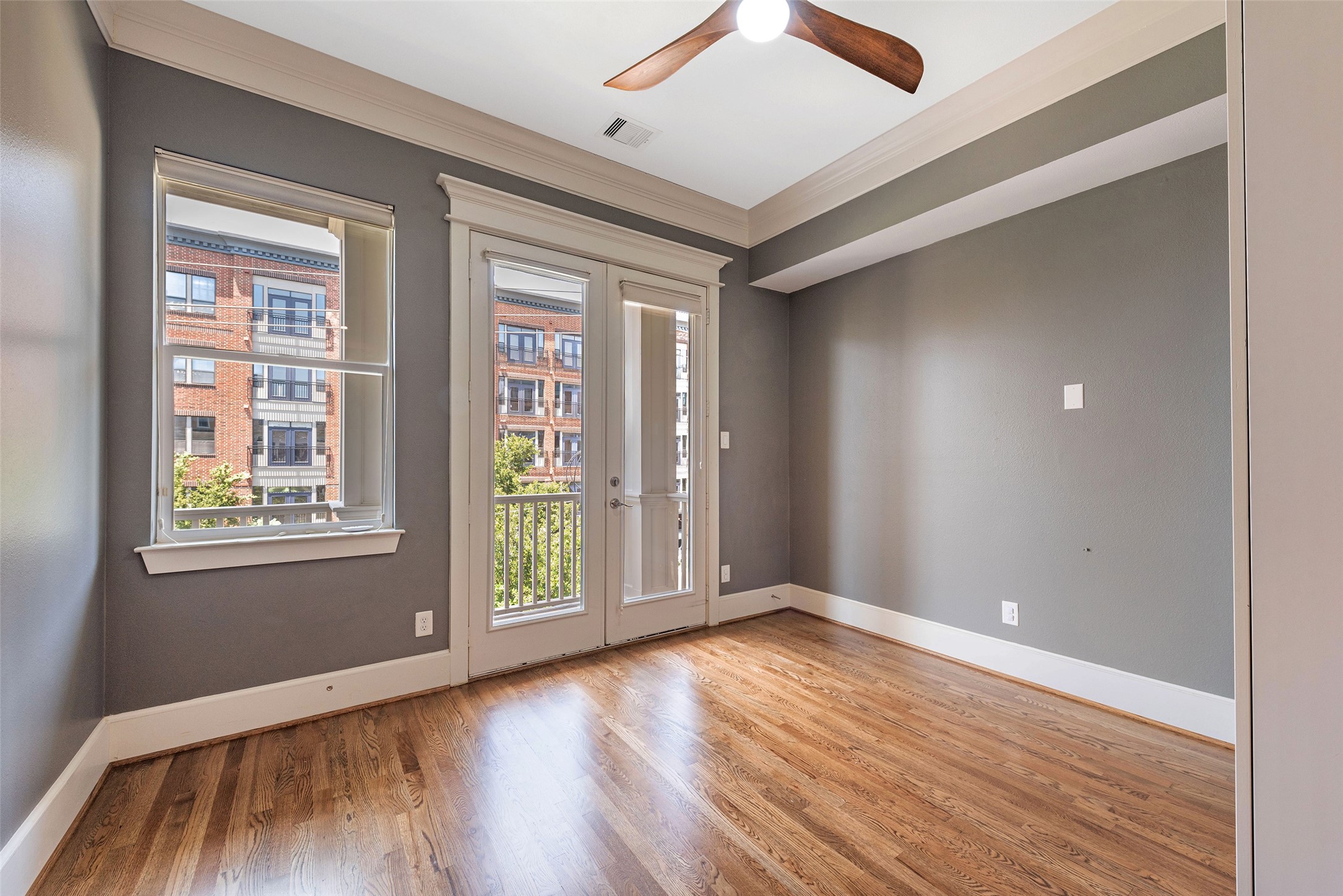 212 West 6th Street Houston, TX 77007 - Photo 24 of 45 an empty room with wooden floor and windows
