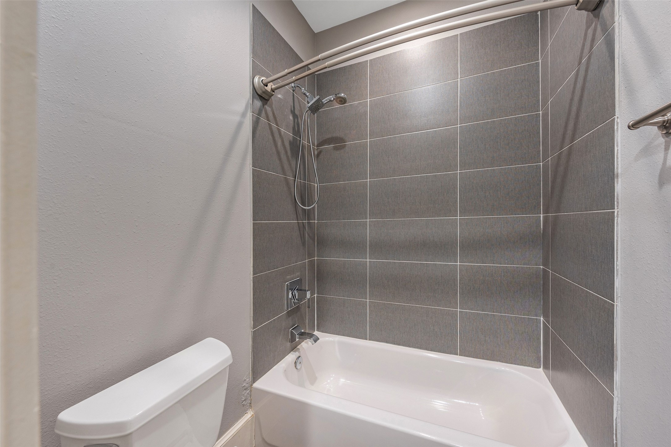 212 West 6th Street Houston, TX 77007 - Photo 25 of 45 a bathroom with a bathtub and toilet