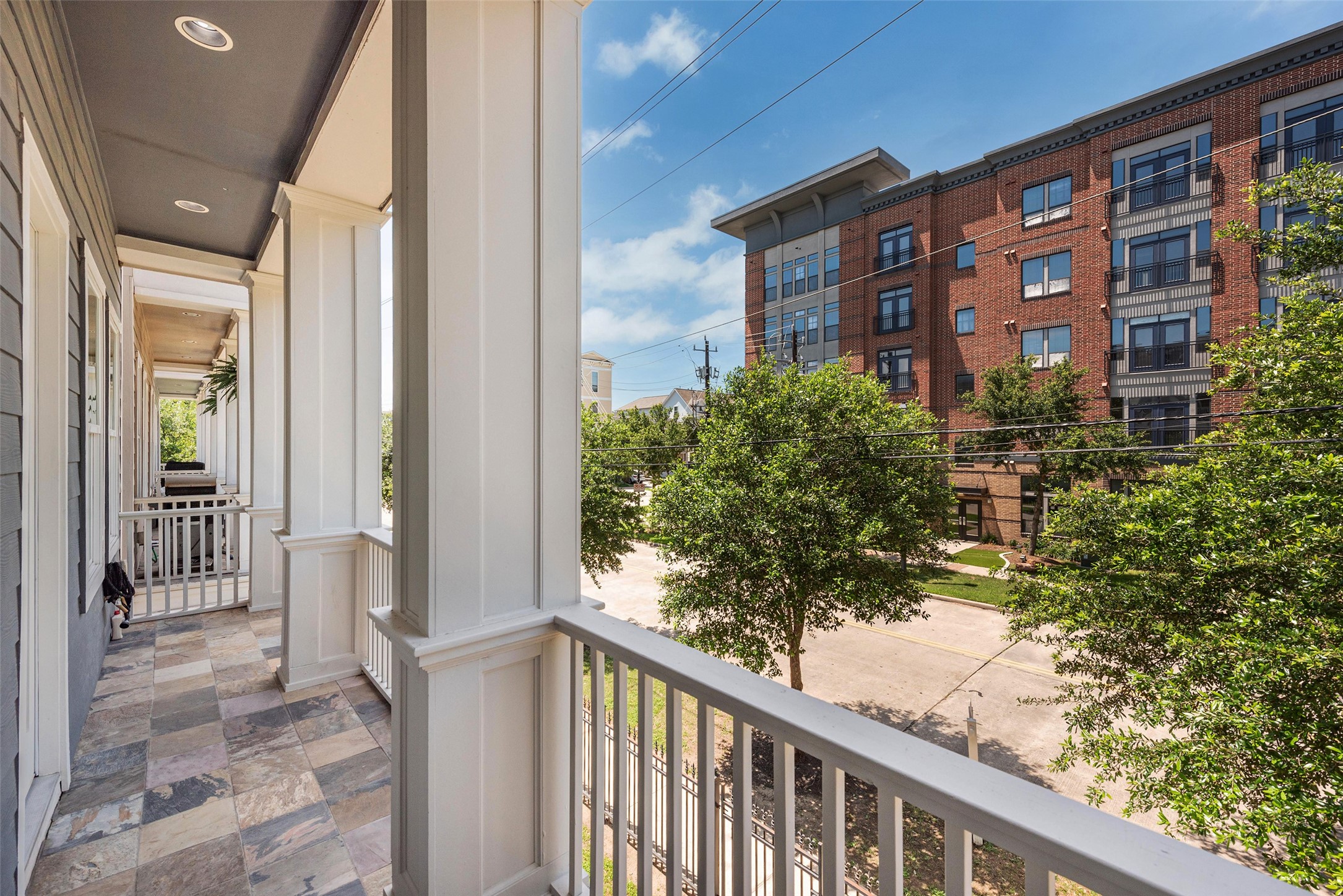 212 West 6th Street Houston, TX 77007 - Photo 27 of 45 a view of a large building from a balcony