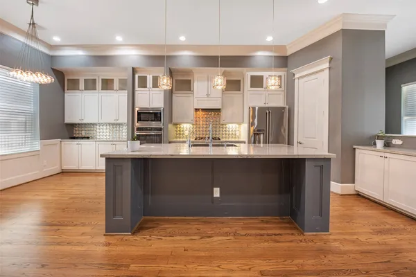 $4,200 | 212 West 6th Street, Houston, TX 77007