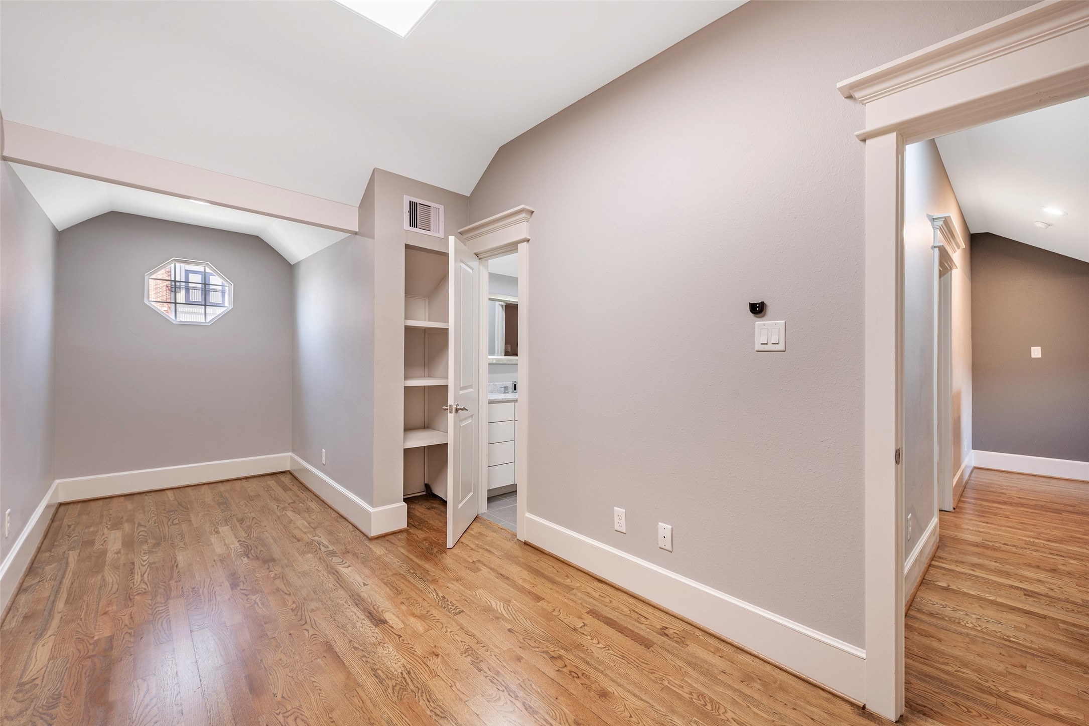 212 West 6th Street Houston, TX 77007 - Photo 35 of 45 wooden floor in an empty room with a window