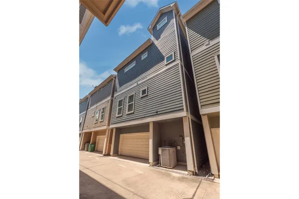 $4,200 | 212 West 6th Street, Houston, TX 77007