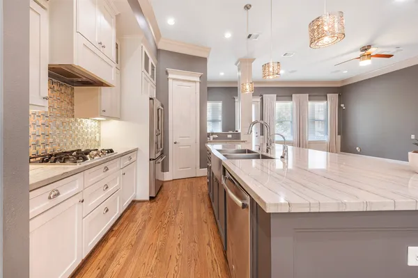 $4,200 | 212 West 6th Street, Houston, TX 77007