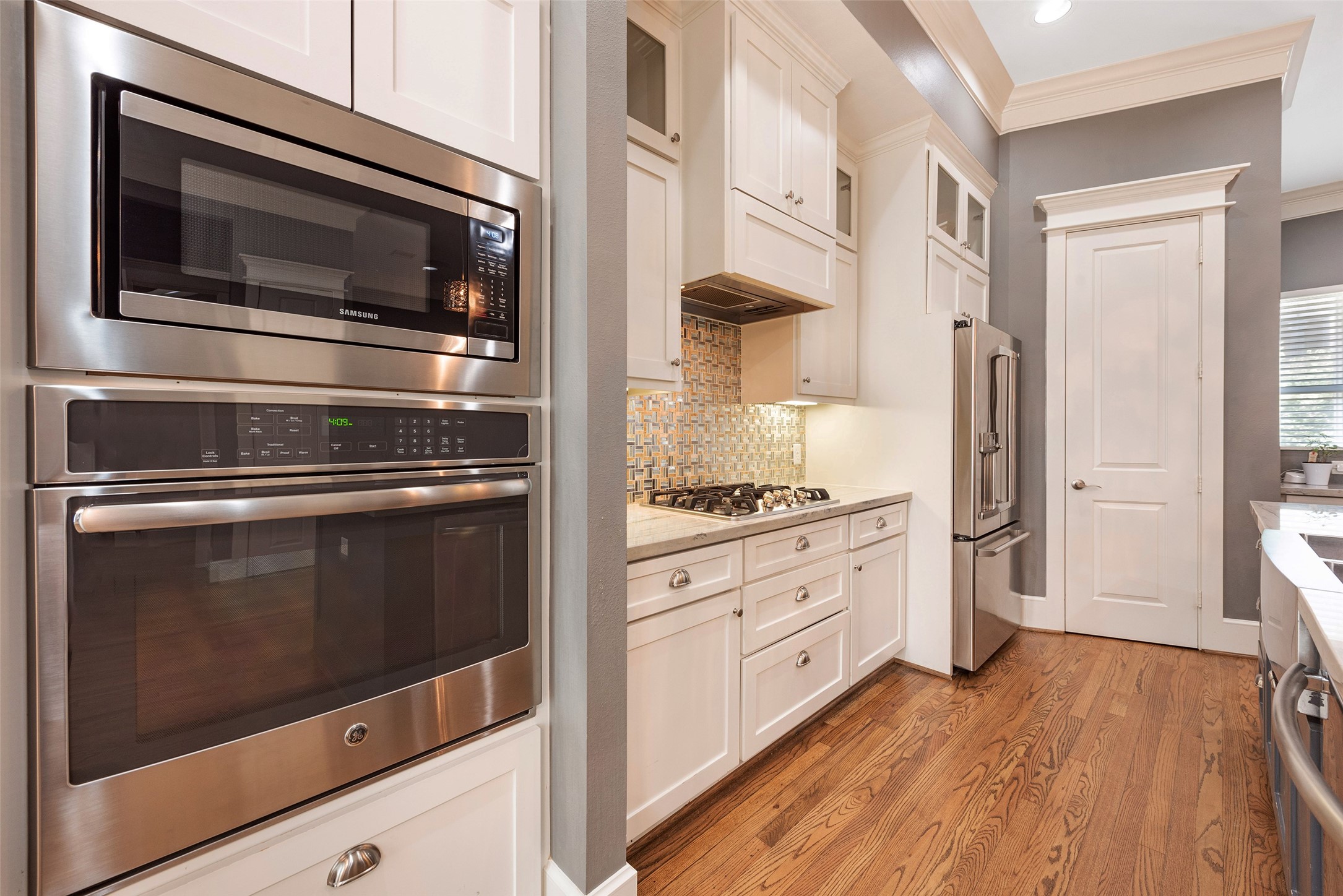 212 West 6th Street Houston, TX 77007 - Photo 10 of 45 a kitchen with granite countertop white cabinets and stainless steel appliances