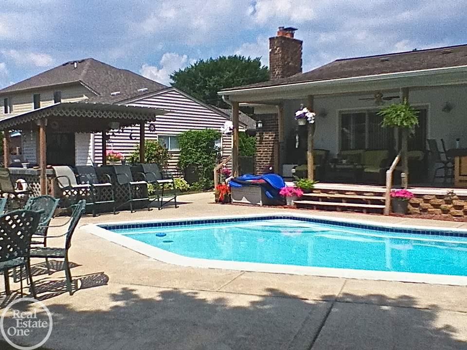 2290 Chicago Warren, MI 48092 - Photo 35 of 39 Entertain Away!