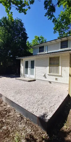 a view of a house with a backyard