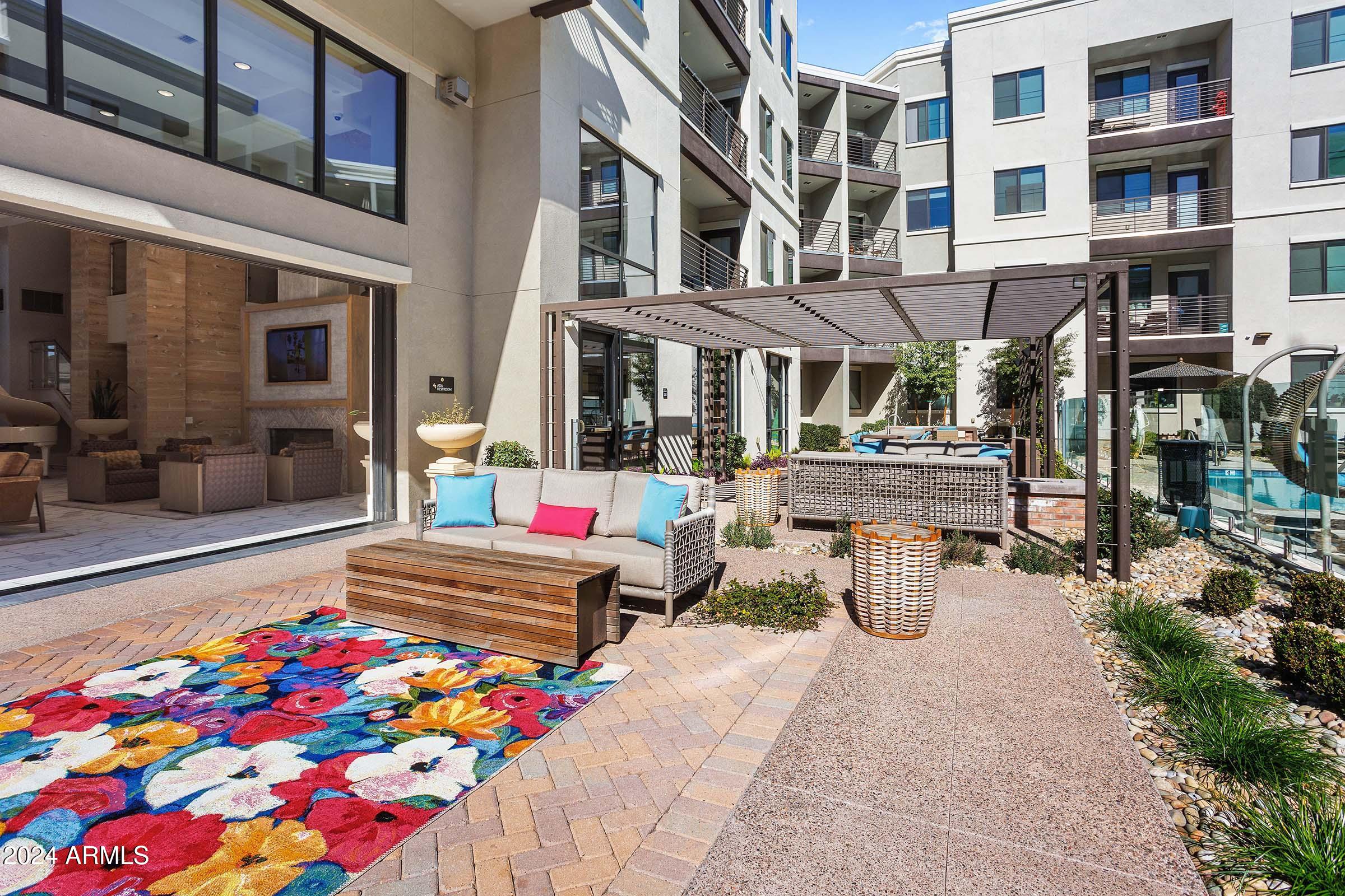 777 East Stella Lane, Unit C1 Phoenix, AZ 85014 - Photo 22 of 34 Indoor/Outdoor Lounge