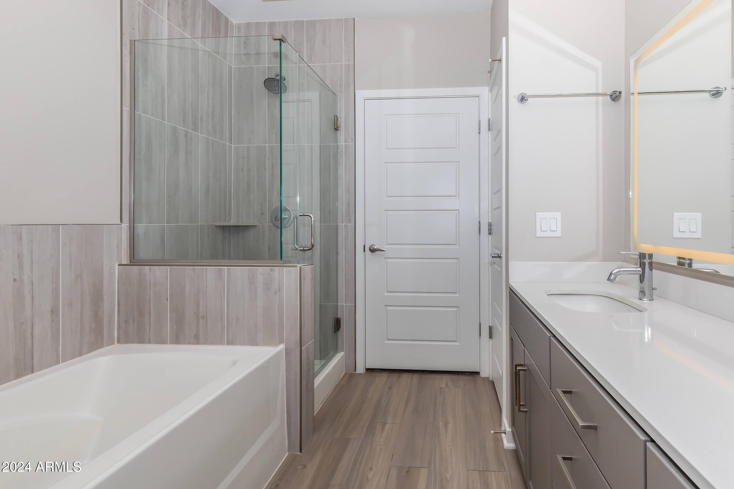 777 East Stella Lane, Unit C1 Phoenix, AZ 85014 - Photo 5 of 34 Bathroom