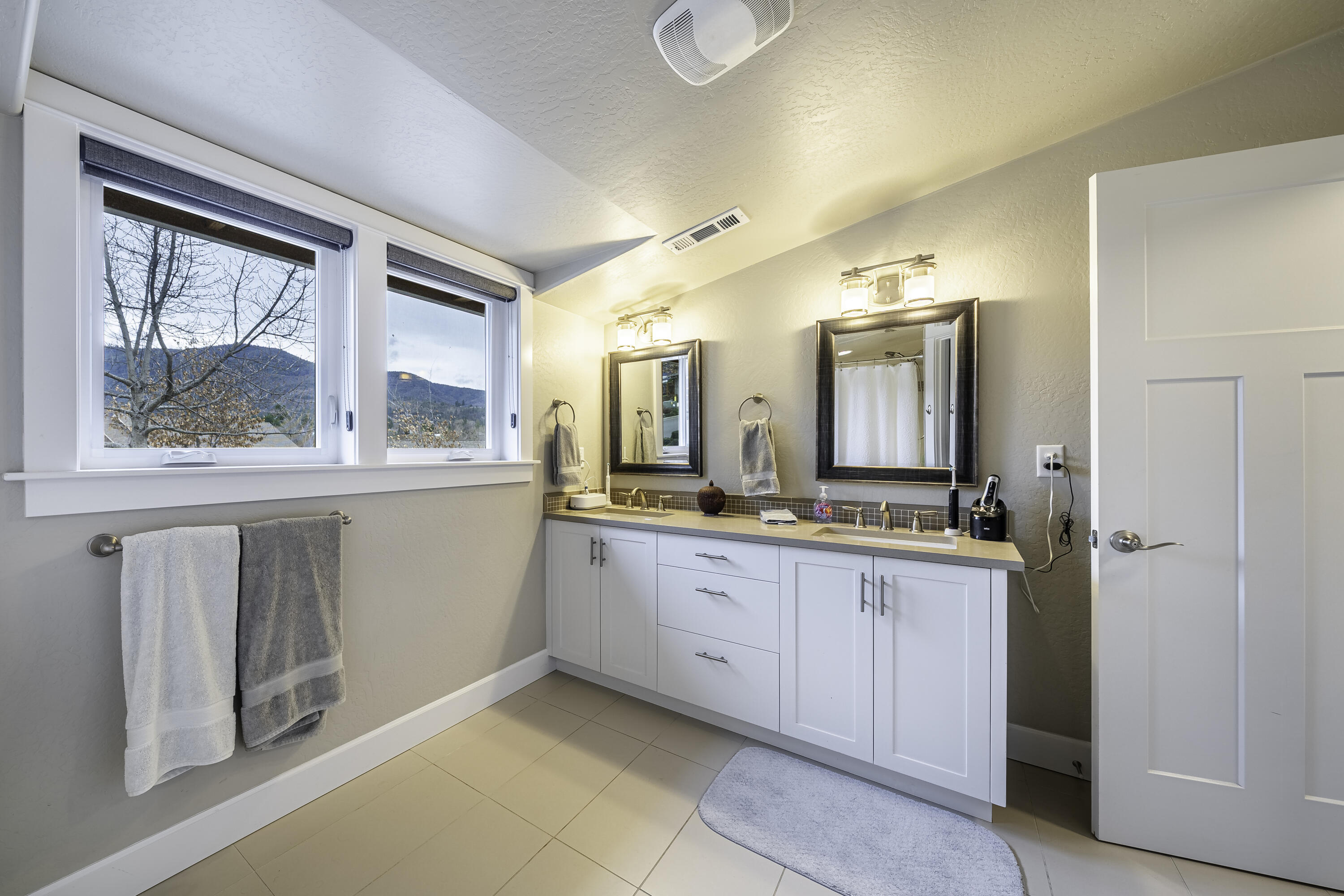 946 Stone Ridge Avenue Ashland, OR 97520 - Photo 23 of 26 DSC06405-Edit