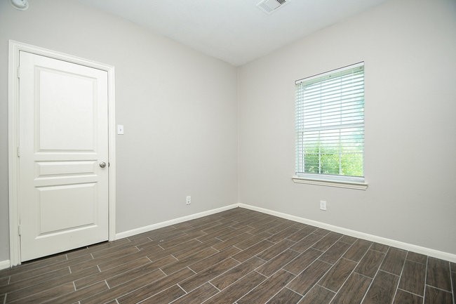 3318 Grand Cane Lane Rosenberg, TX 77471 - Photo 15 of 19 an empty room with wooden floor and windows
