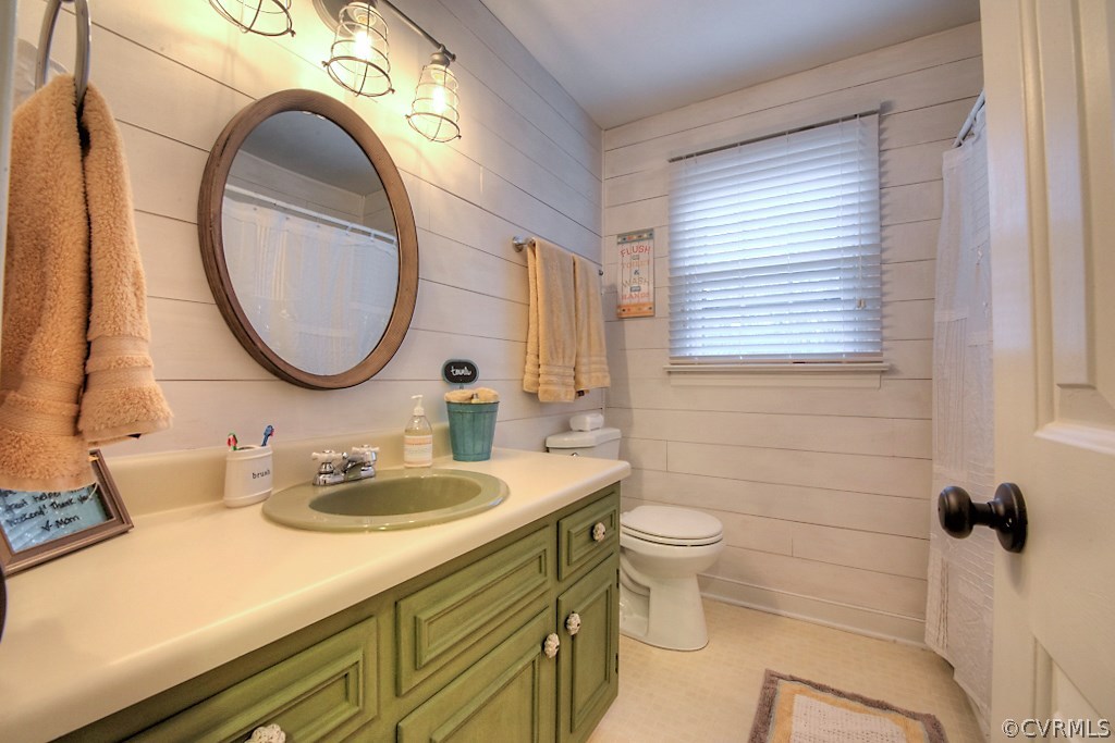3919 Pebble Creek Road Midlothian, VA 23112 - Photo 30 of 46 a bathroom with a sink a toilet and a mirror