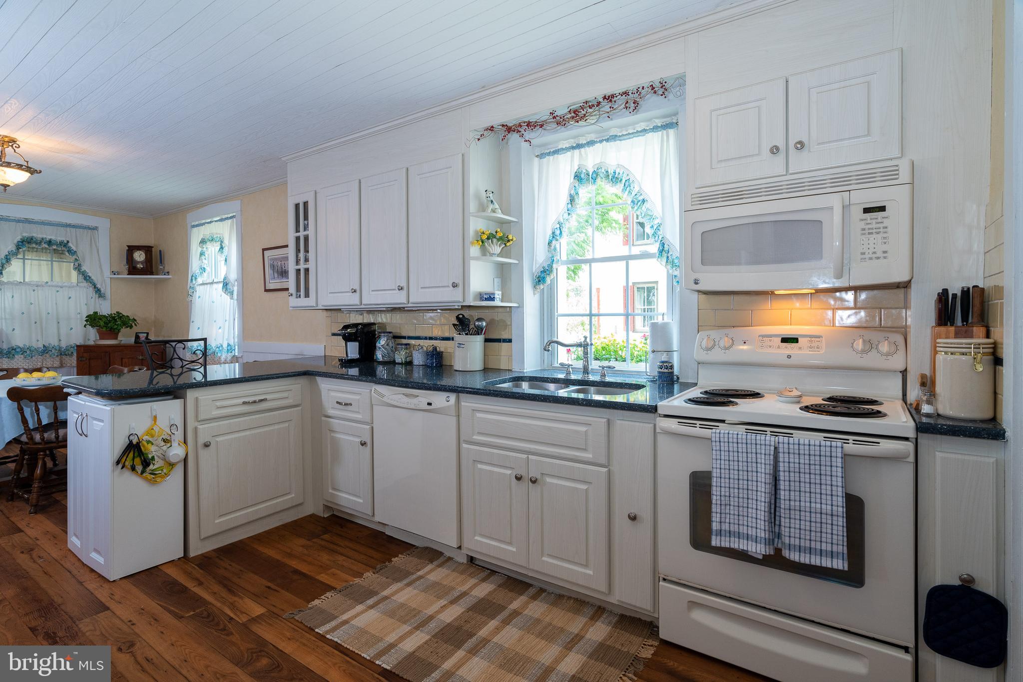128 Fairland Road Lititz, PA 17543 - Photo 14 of 47 Kitchen with quartz countertops