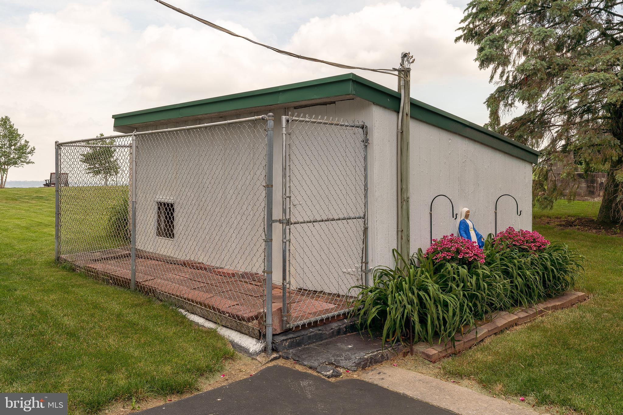 128 Fairland Road Lititz, PA 17543 - Photo 40 of 47 Dog kennel or chicken coop
