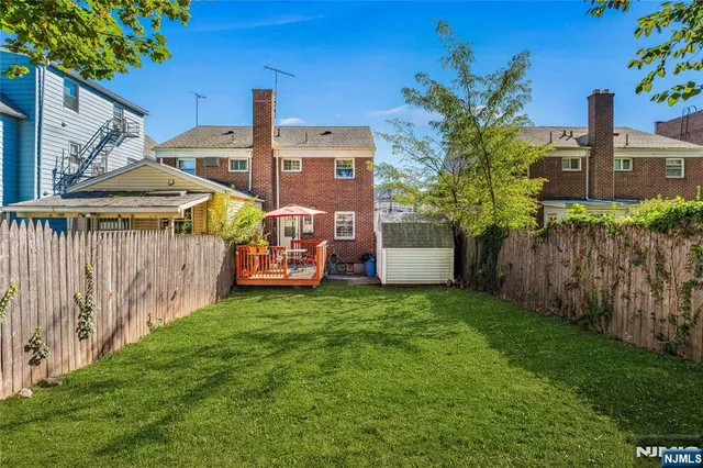 a view of a house with backyard and garden