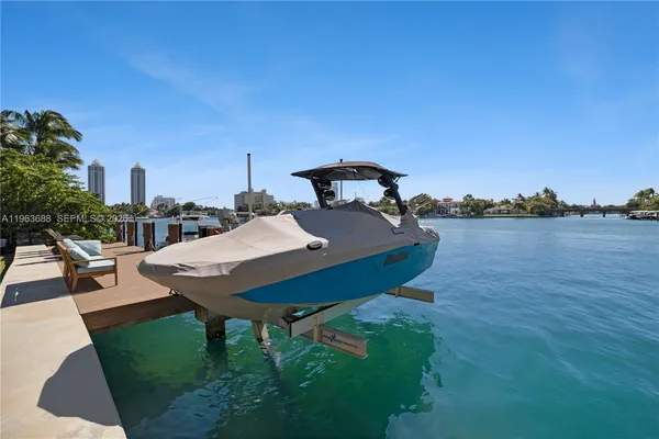 $8,999,999 | 744 Lakeview Drive, Miami Beach, FL 33140