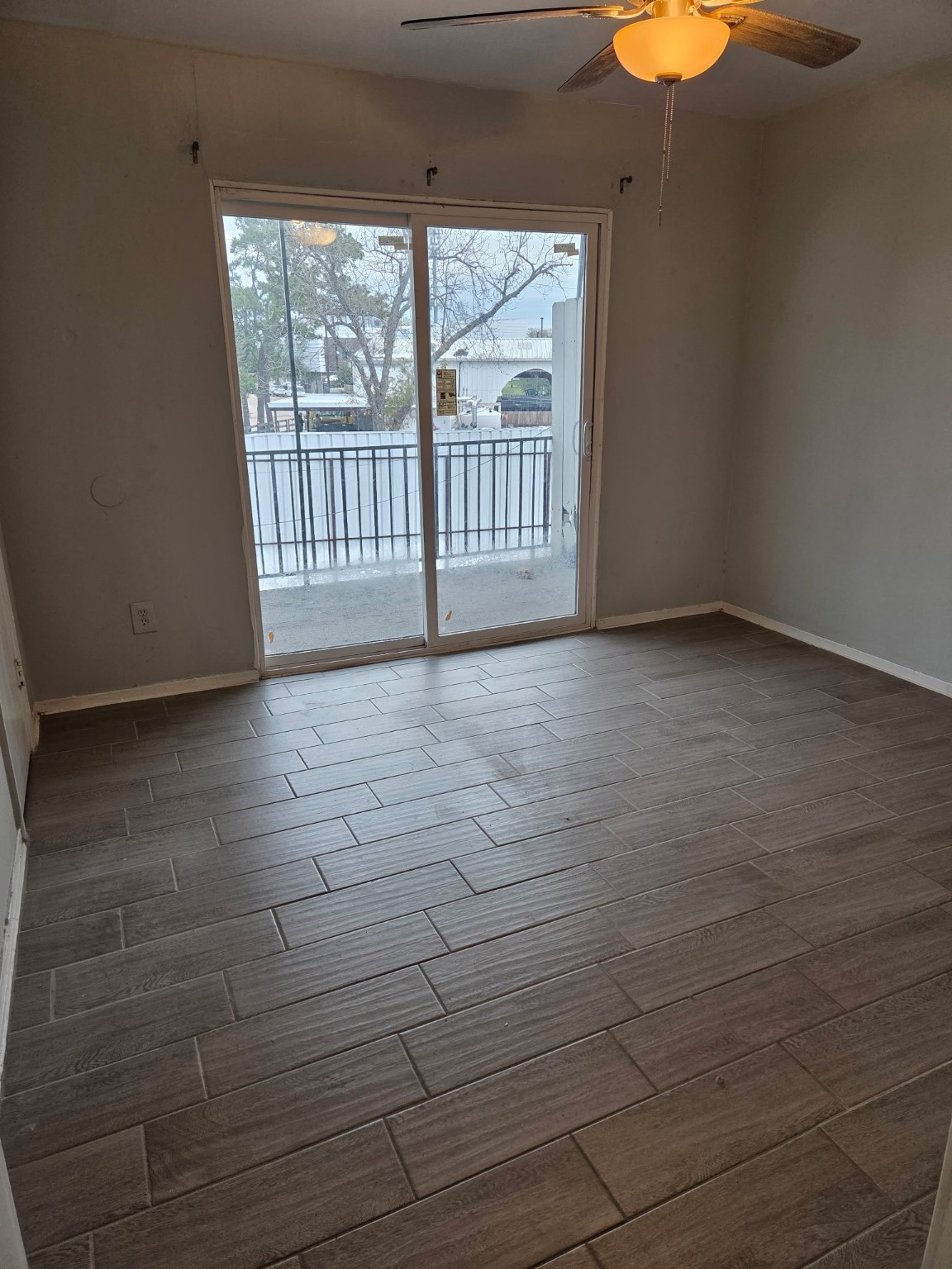 306 North Street, Unit 14 Houston, TX 77009 - Photo 7 of 17 a view of an empty room with a window