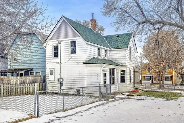 $249,900 | 911 Sims Avenue, St. Paul, MN 55106