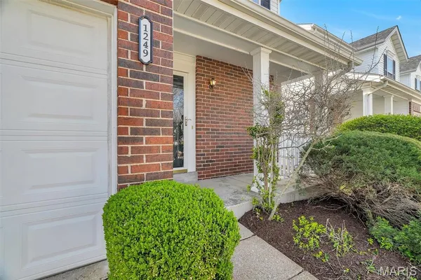 $275,000 | 1249 Big Bend Crossing Drive, Manchester, MO 63088