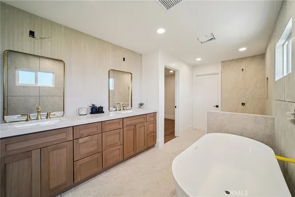 $1,799,000 | 3050 Arlotte Avenue, Long Beach, CA 90808
