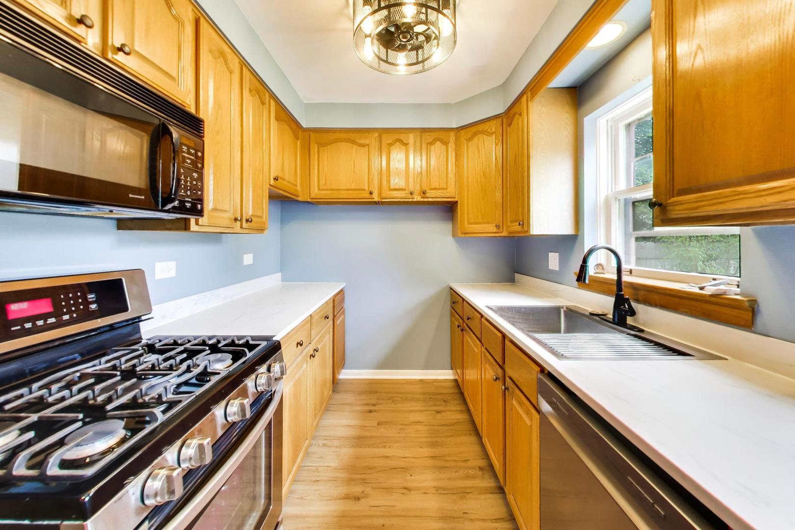 679 Spring Road Elmhurst, IL 60126 - Photo 8 of 28