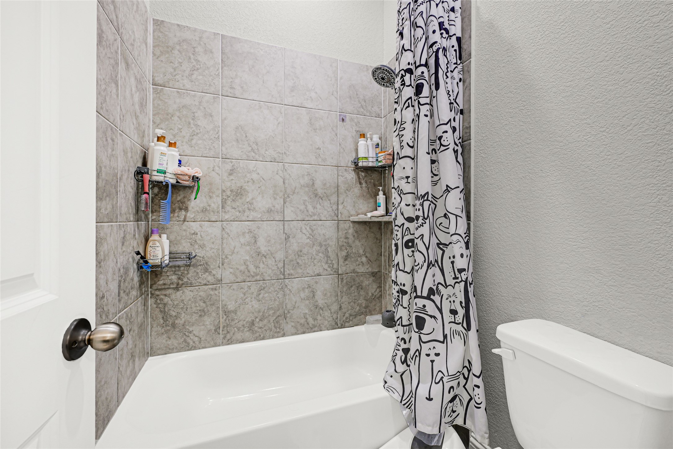 27533 Vivace Drive Spring, TX 77386 - Photo 15 of 26 a bathroom with a bathtub and toilet