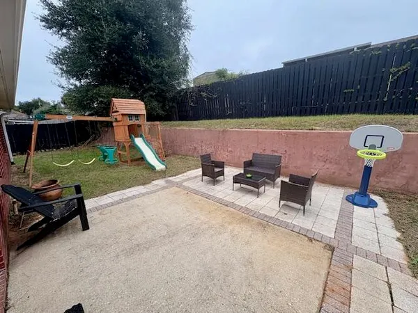 a view of a backyard