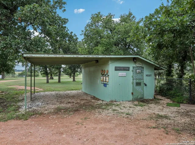 a view of a backyard