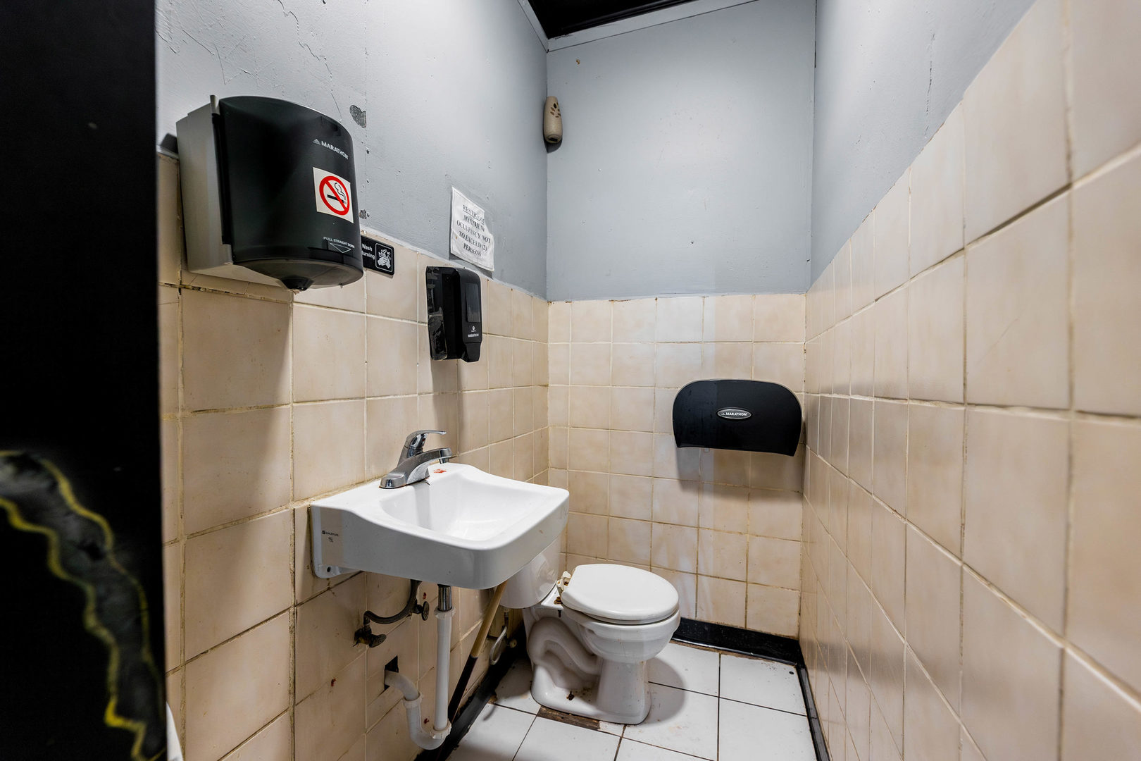 6105 South Archer Road Summit, IL 60501 - Photo 5 of 25 a bathroom with a sink toilet and shower