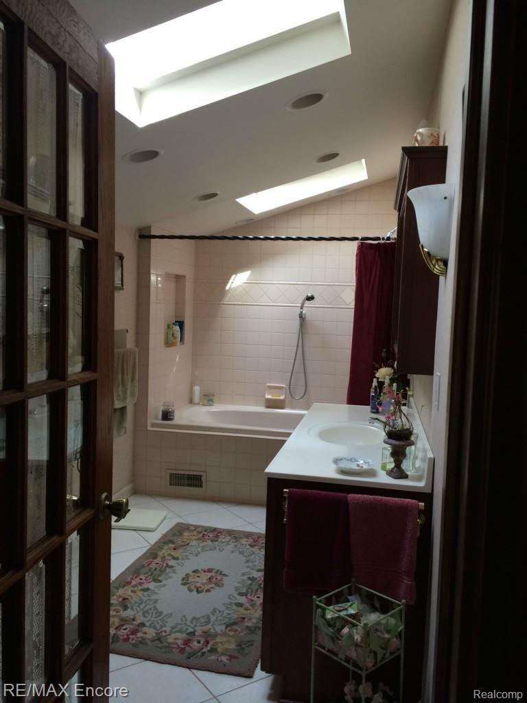 8010 Torrey Road Grand Blanc, MI 48439 - Photo 24 of 48 Master Bath