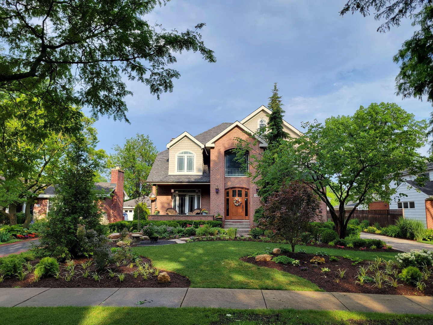 a view of a yard in front of house